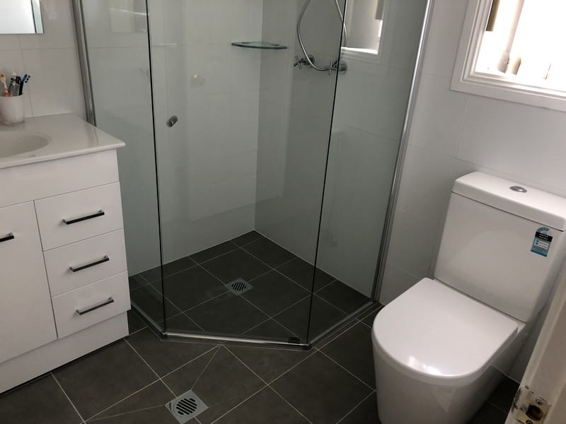 How to make a smaller bathroom look bigger